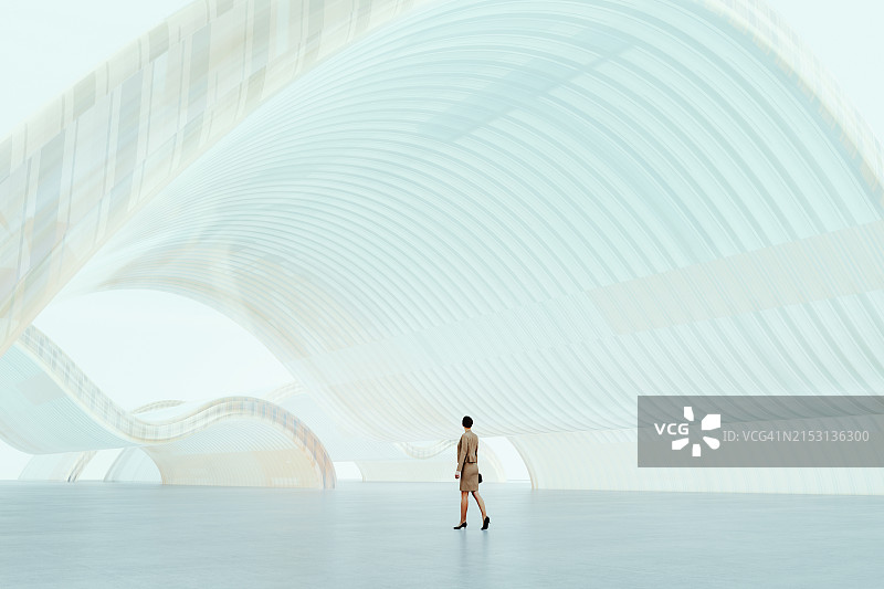 在未来感玻璃展馆行走的商务女人图片素材