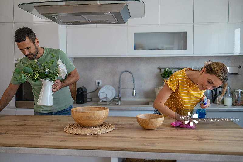 年轻夫妇打扫厨房图片素材