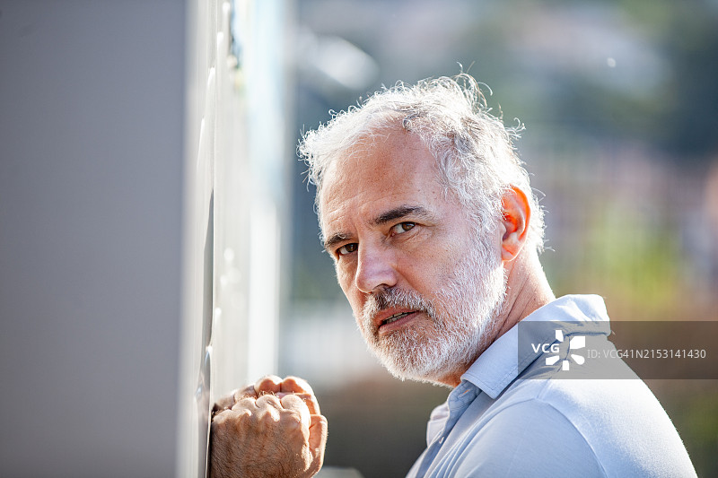 中年男人撞墙图片素材