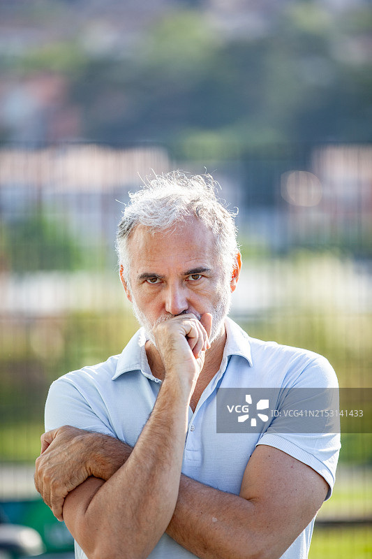 沉思的成熟男人肖像图片素材