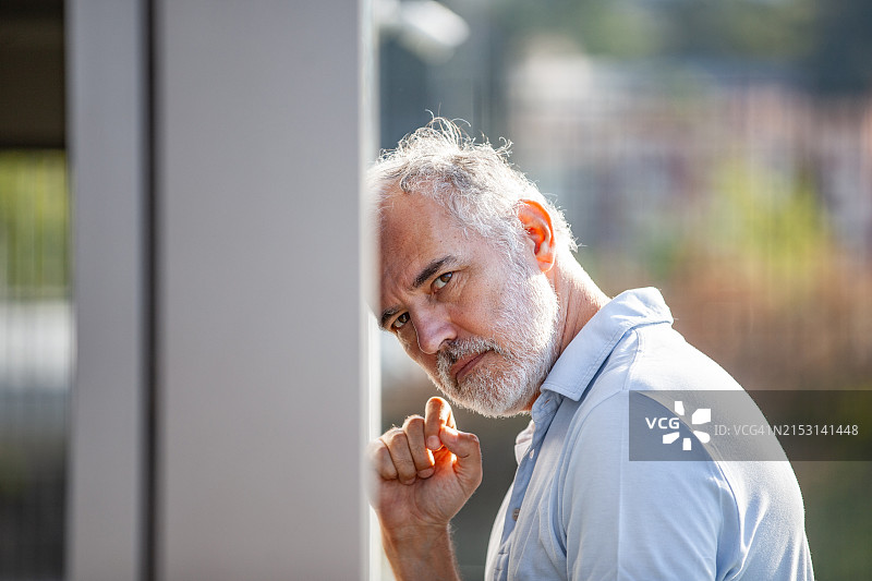 中年男人撞墙图片素材