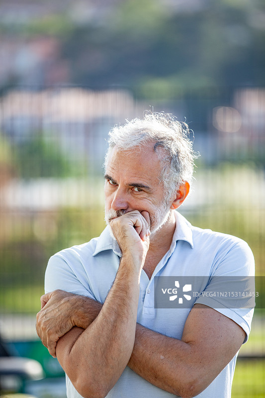 沉思的成熟男人肖像图片素材