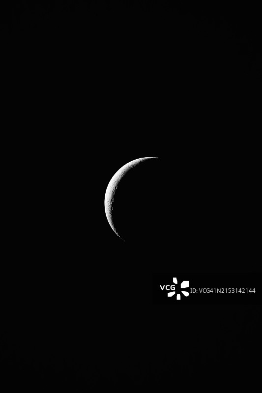 晴朗夜空下的月亮图片素材