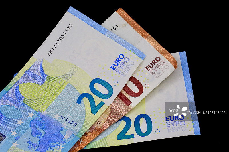 黑色背景上隔离的欧元纸币图片素材