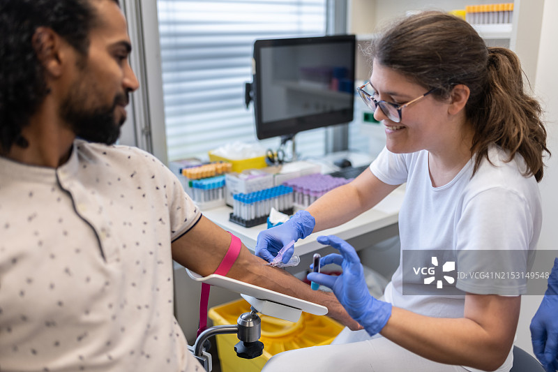 临床实验室环境和血液检测图片素材