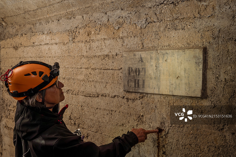 在避难所里的女人图片素材