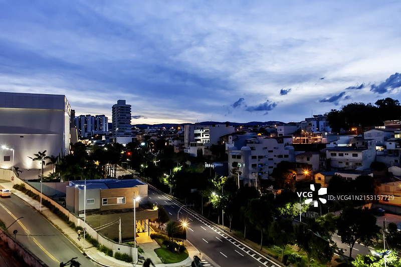 夏季傍晚的热门建筑和摩天大楼城市景观图片素材