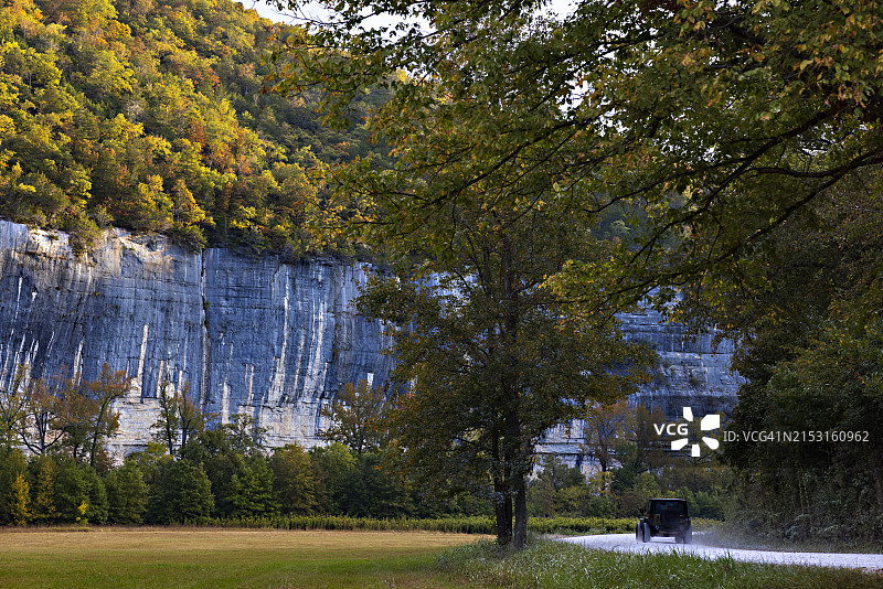 汽车行驶在布法罗国家河流旁的碎石路上，俯瞰着钢铁溪露营地图片素材