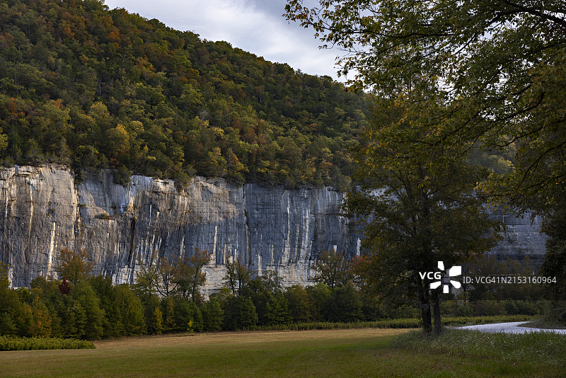 布法罗国家河流沿岸的砾石路图片素材