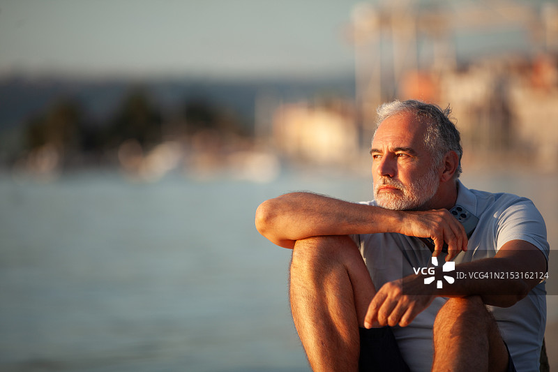 凝视风景的年长男人图片素材