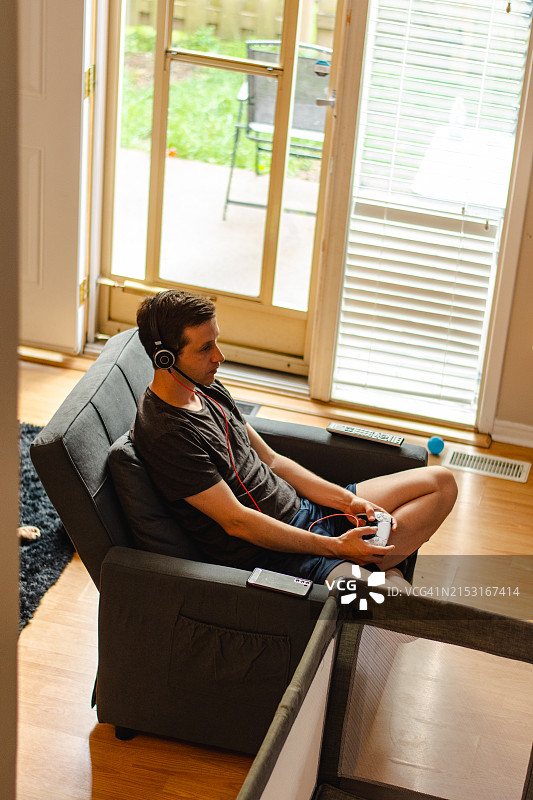 男人在家玩电子游戏图片素材