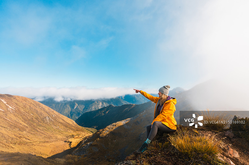 女徒步者在观景点休息，旅行观光图片素材