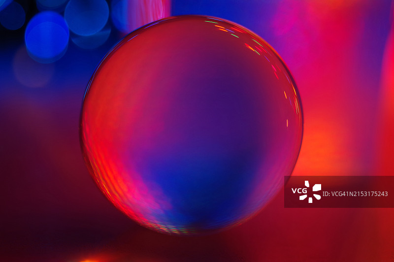 发光的玻璃球图片素材