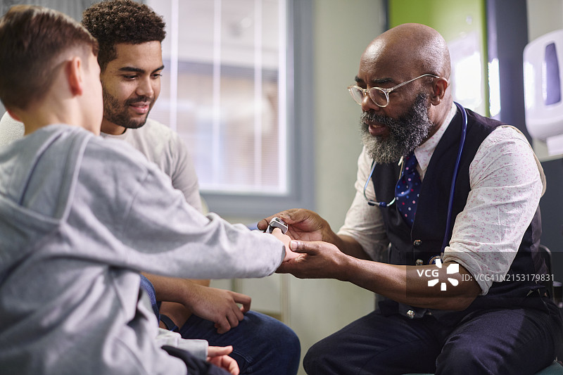 男儿科医生检查儿童血氧水平图片素材