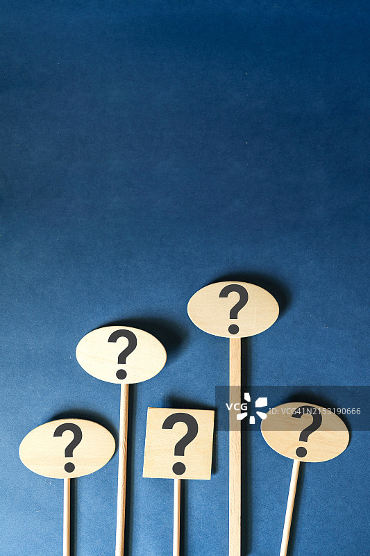木牌上的问号符号特写图片素材