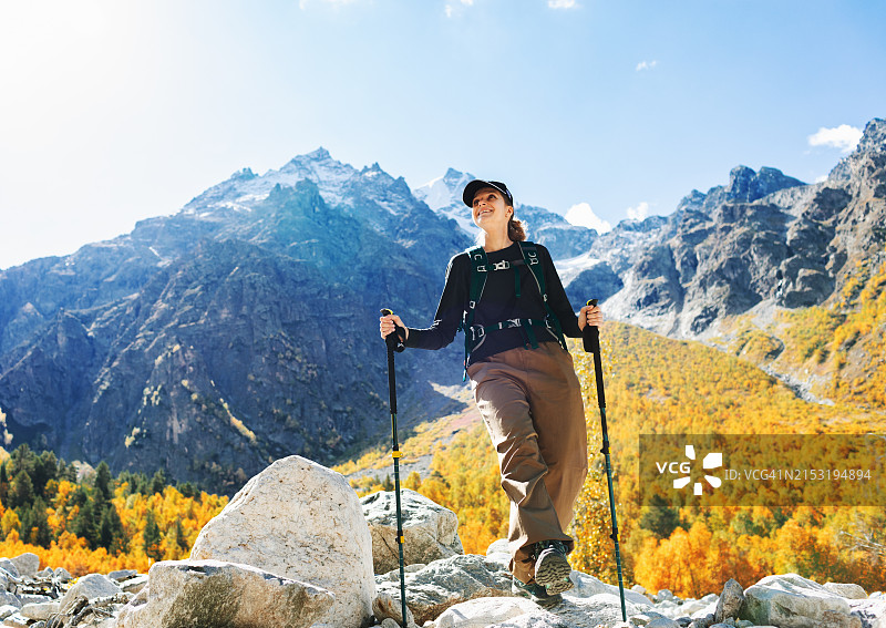 中年女人背着背包在山中徒步旅行图片素材