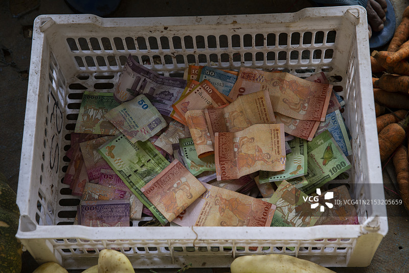 一篮子斯里兰卡纸币图片素材