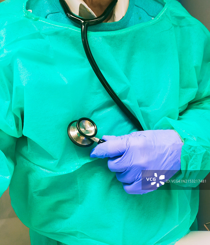 医生带着听诊器图片素材