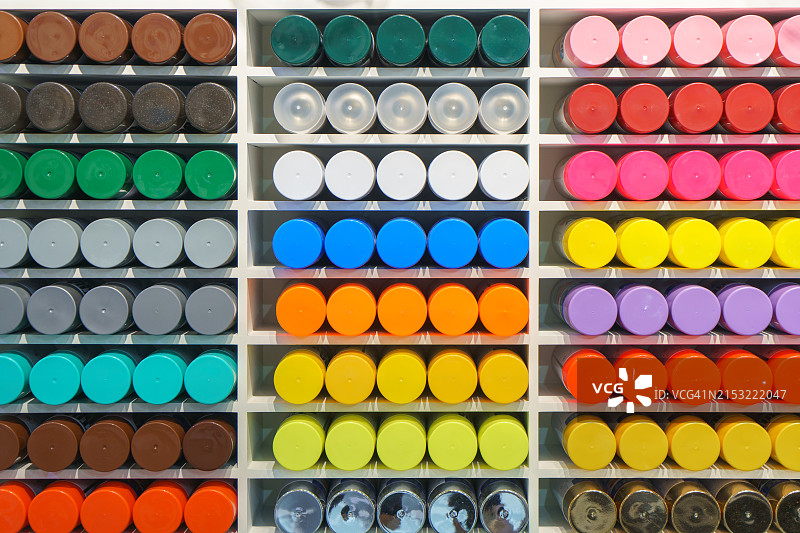 鲜艳的喷漆罐货架展示图片素材