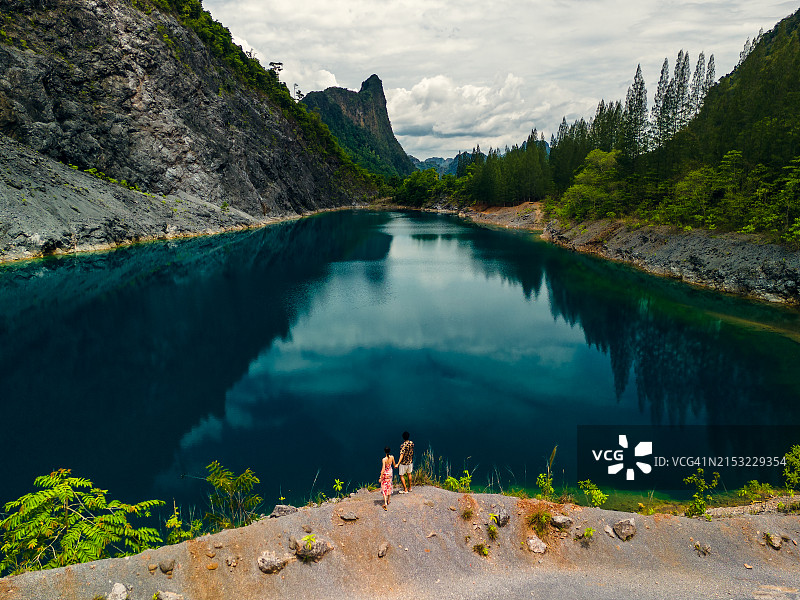 矿山中牵手站立的男女航拍图片素材