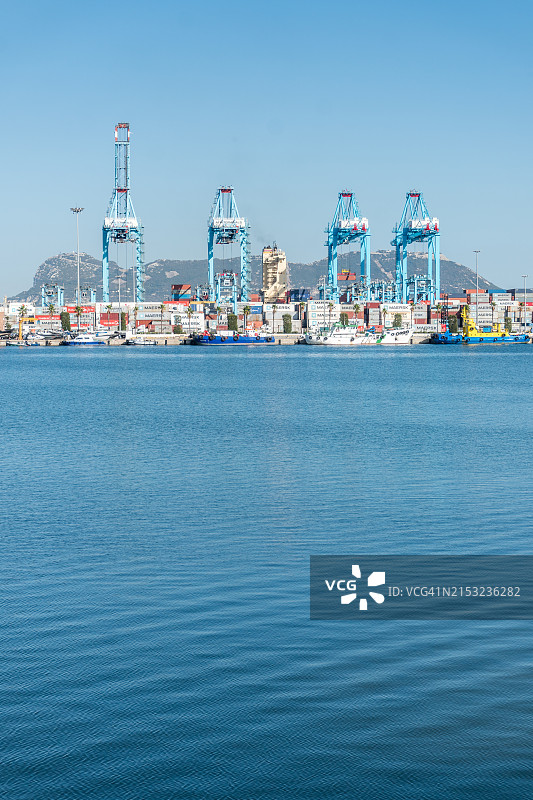 阿尔赫西拉斯港口的起重机和集装箱图片素材