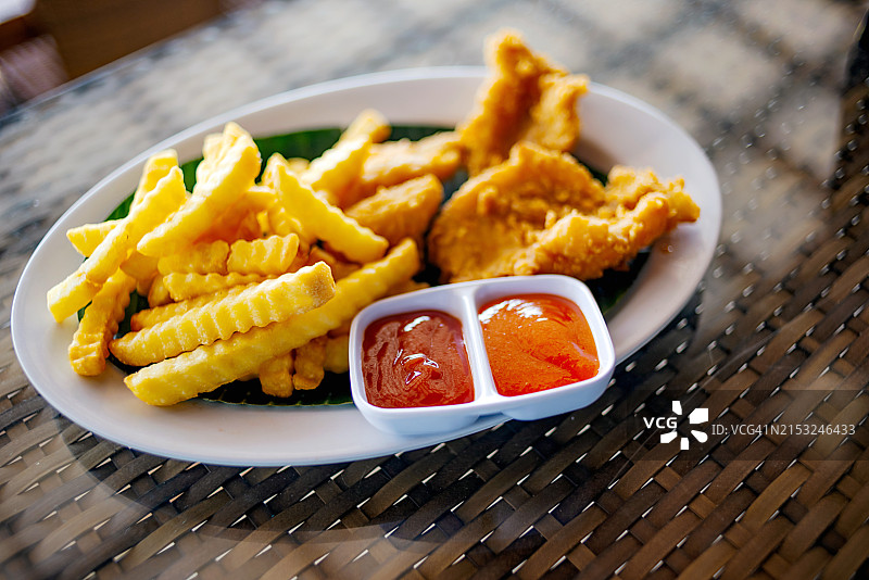 炸鸡块和薯条图片素材