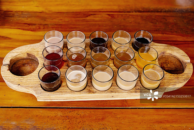 咖啡种植园：木质背景上各色咖啡饮品图片素材