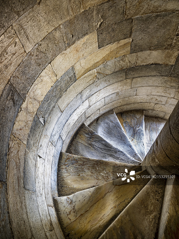 意大利比萨斜塔大理石室内螺旋楼梯图片素材