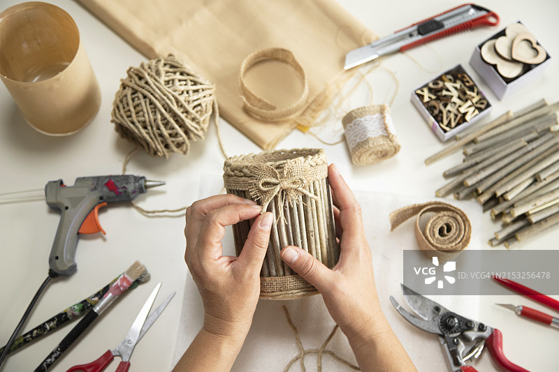 女人制作装饰篮图片素材