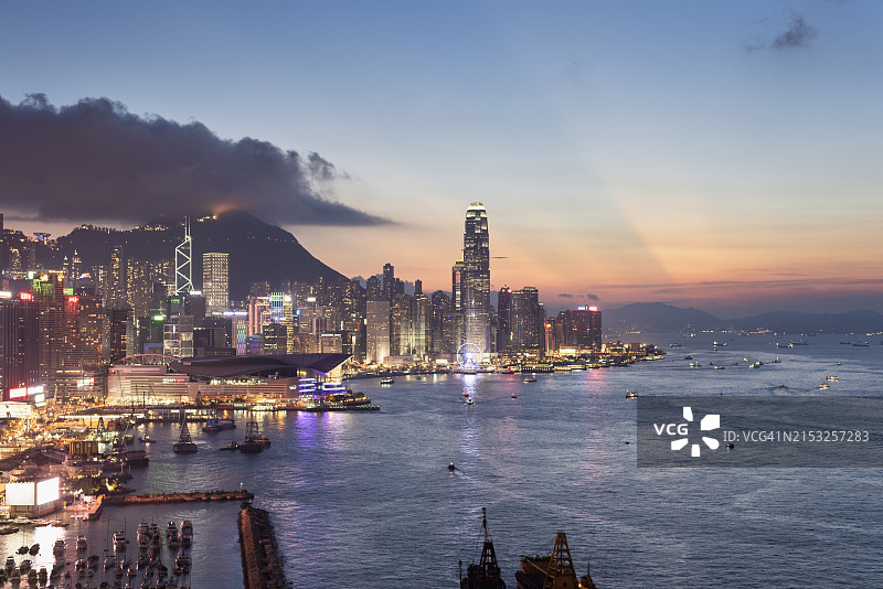 香港天际线与维多利亚港日落景观图片素材