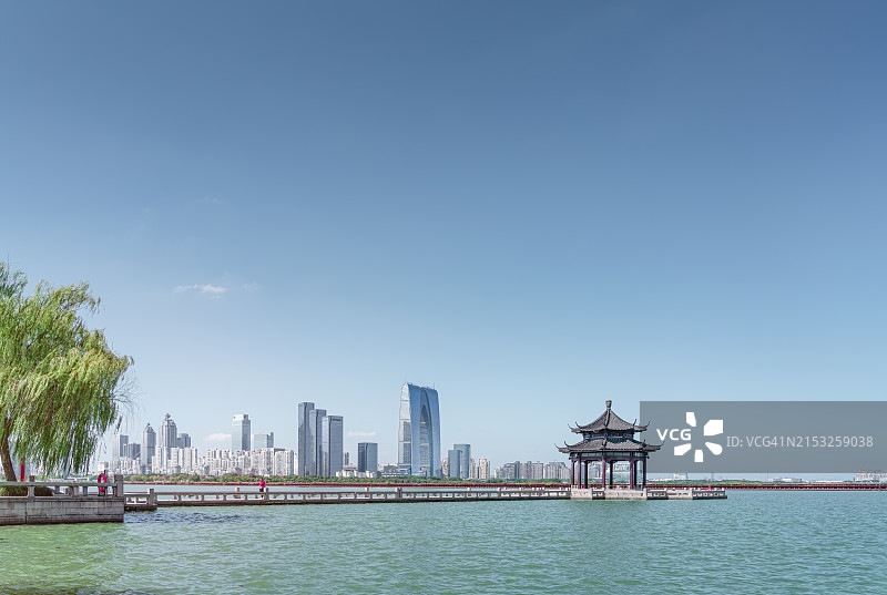 湖心亭与苏州现代天际线图片素材