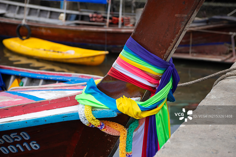 长尾船船头上的彩色布条，泰国董里图片素材