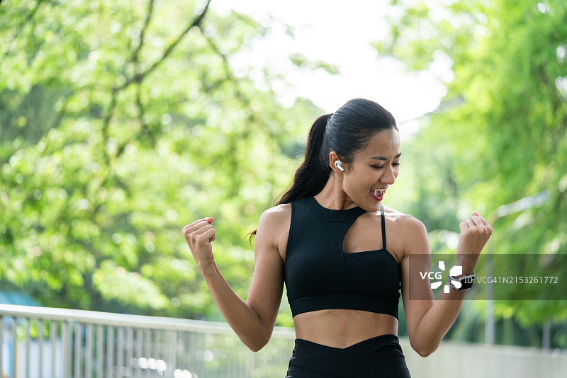 在户外庆祝锻炼的健康女人图片素材