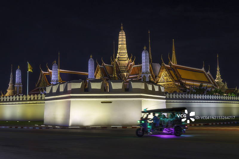 在泰国曼谷玉佛寺和大皇宫乘坐嘟嘟车进行亚洲本地旅行图片素材