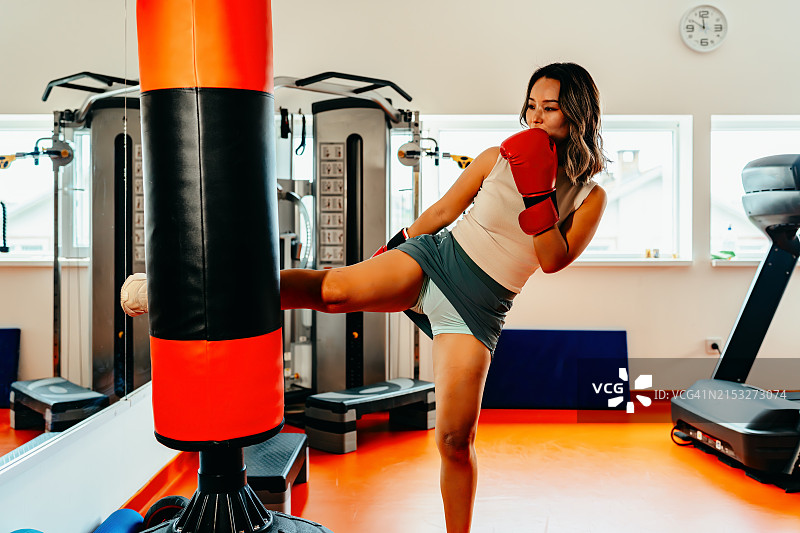 女人踢沙袋图片素材