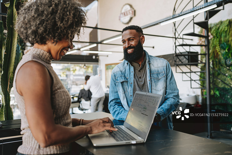 前台接待员在理发店服务顾客图片素材