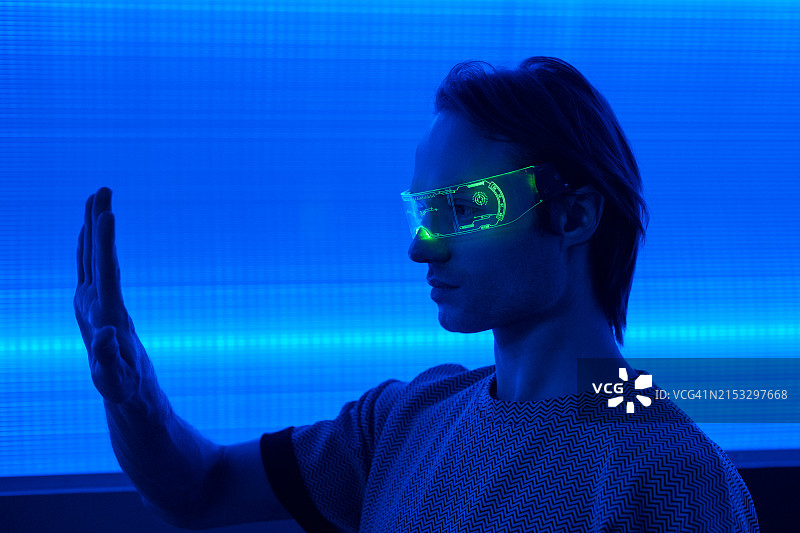 佩戴智能霓虹眼镜的未来感男人图片素材