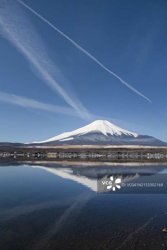 富士山与山中湖的澄澈蓝天倒影图片素材