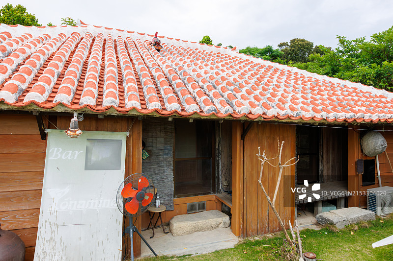 岛上的独特酒吧：冲绳百年古宅，屋顶的守护神石狮像图片素材