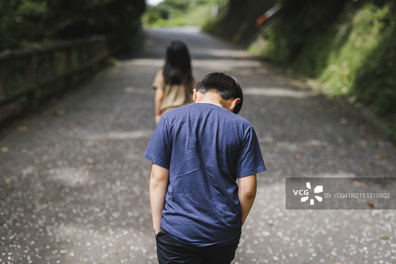 男孩走在路上图片素材