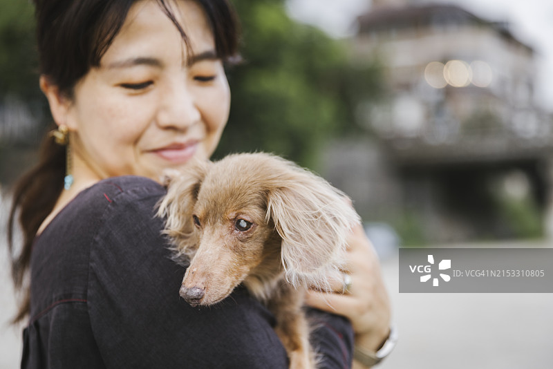 女人和狗在户外放松图片素材