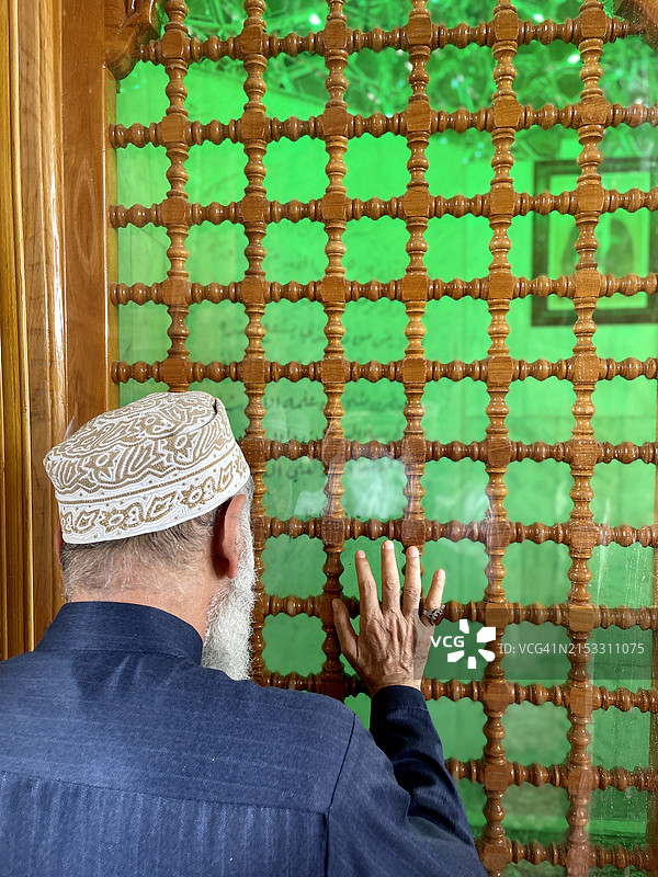 2024年1月1日，在伊拉克纳杰夫伊玛目阿里圣地祈祷的穆斯林男子图片素材