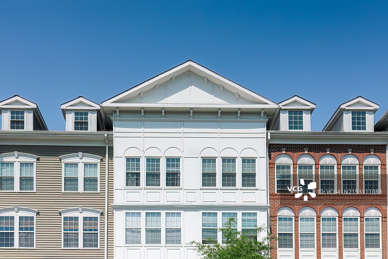 住宅区中的公寓楼图片素材