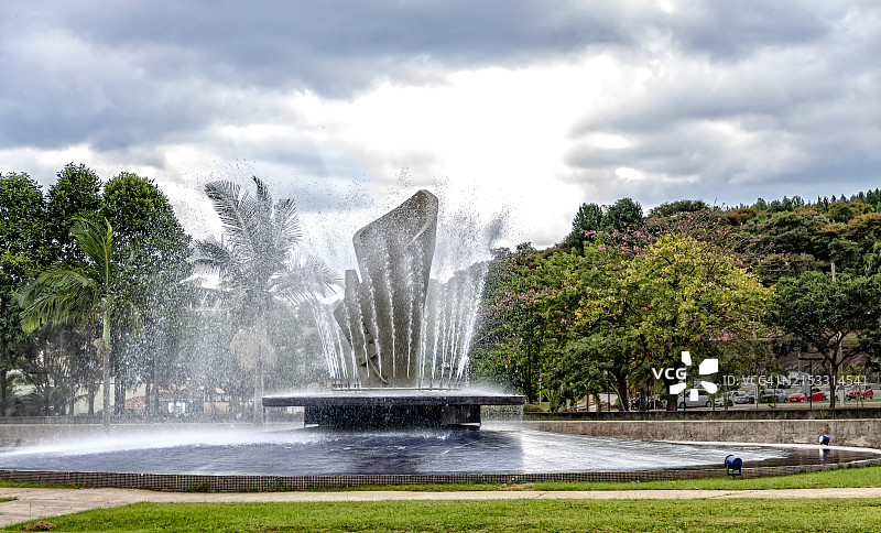 巴西容迪亚伊孔塞桑阿帕雷西达广场的喷泉图片素材