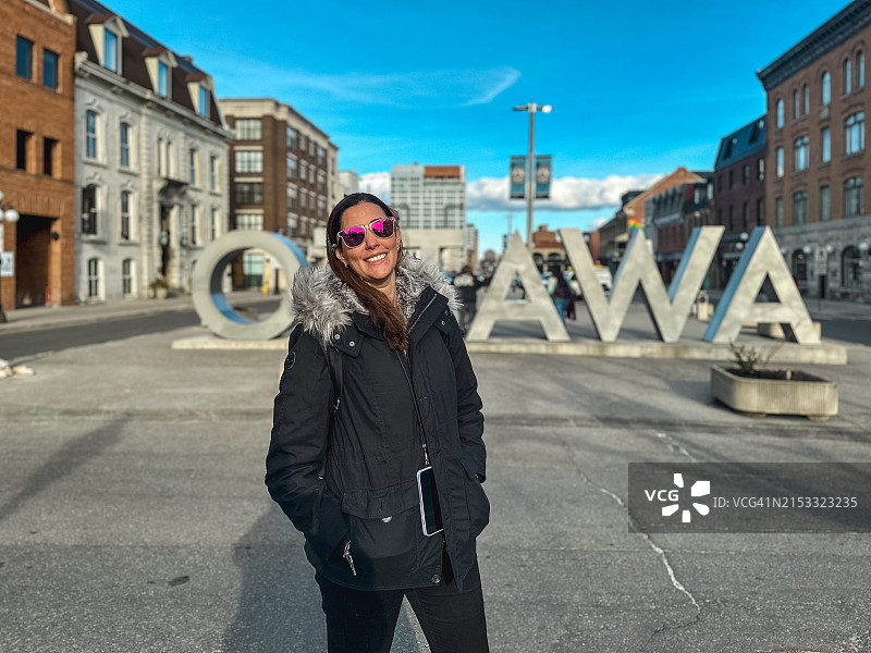 在渥太华标志前的游客图片素材