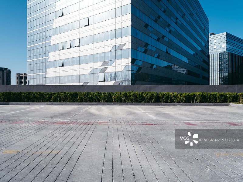 办公楼外的停车场图片素材