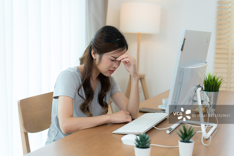 女人在使用电脑时感到压力图片素材