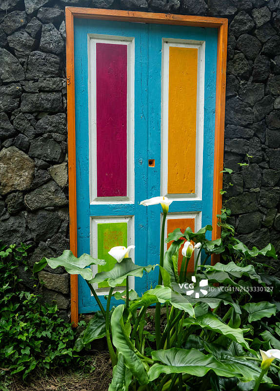 西班牙加那利群岛拉帕尔马岛的彩色外墙和旧木门图片素材