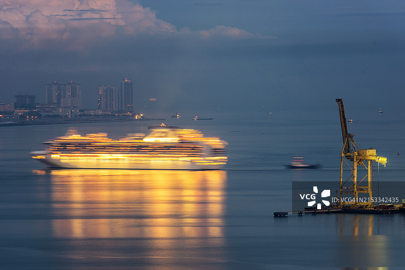 驶过海港的邮轮图片素材