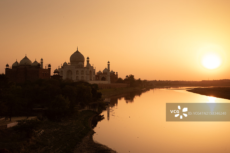 印度北方邦阿格拉泰姬陵后亚穆纳河的日落图片素材